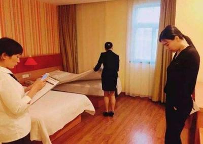 情侶外出住酒店時，為何會遭遇警察突擊查房？服務員道出緣由！